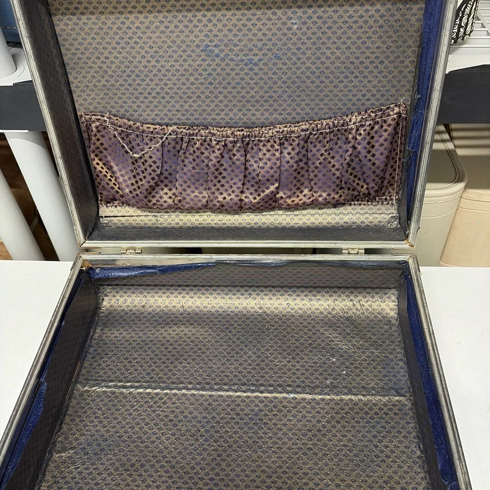 Vintage Style Blue and Cream Small Suitcase - Picture 5 of 9